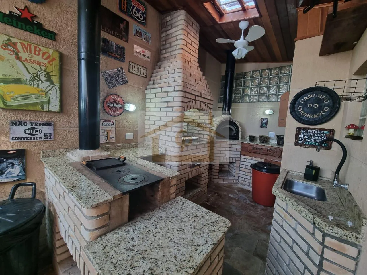 Imagem Bela área Gourmet 3 quartos sendo um suíte, forno de pizza, fogão e churrasqueira, 2 vagas