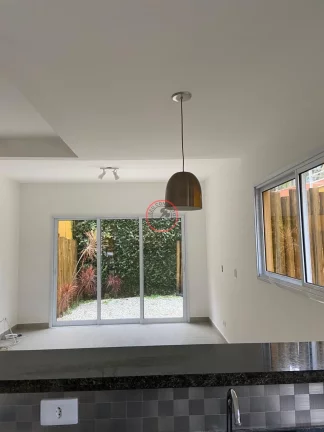 Imagem Sobrado com 2 suites, sala cozinha,2 vagas, area independente em condominio, 2 quadras da praia