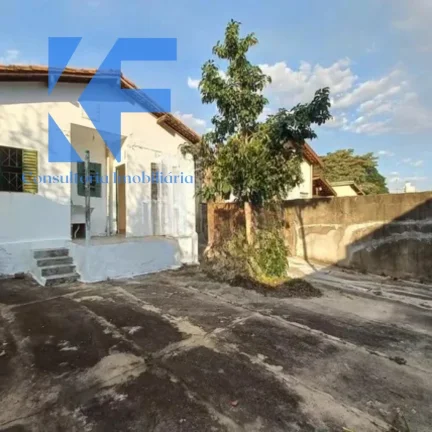 Imagem Lindo e aconchegante lar à venda! Esta encantadora casa antiga possui tudo o que você precisa: 2 quartos aconchegantes, uma espaçosa sala de estar