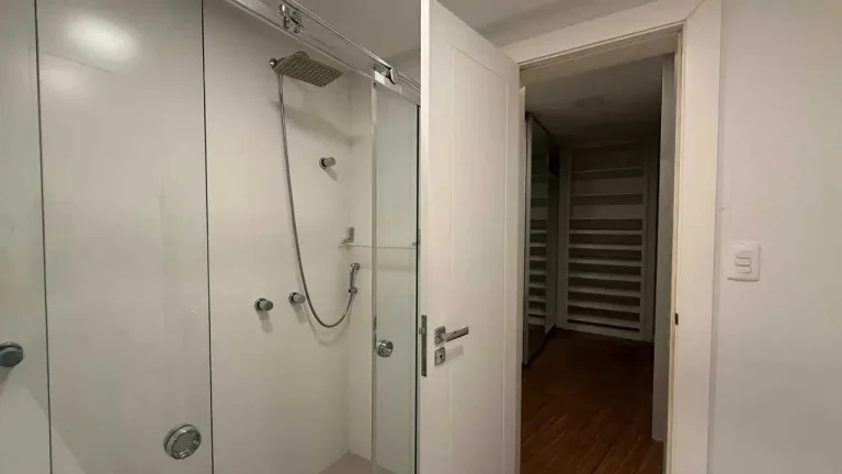 Cobertura duplex mobiliado com 4 dormitórios sendo 4 suítes e 5 vagas em Balneário Camboriú/SC