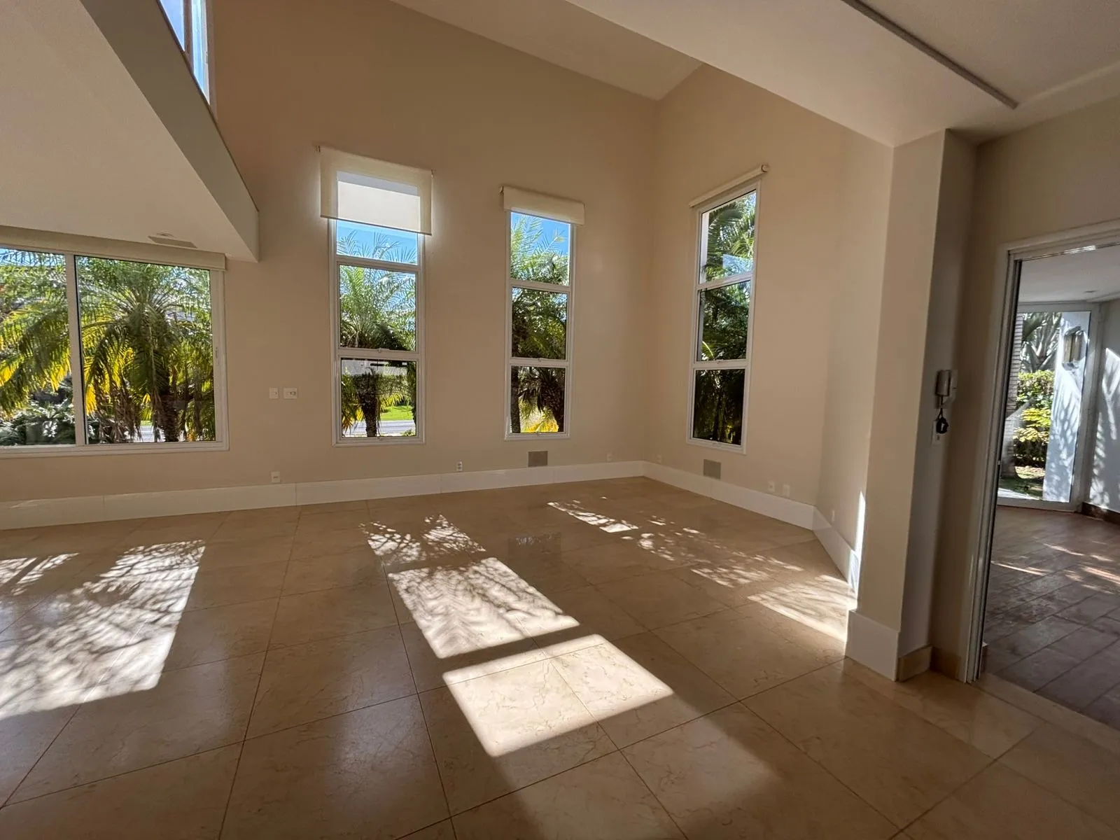 Imagem Casa de alto padrão à venda no Lago Azul Golf Club, com 4 suítes, piscina aquecida e 640 m² construídos