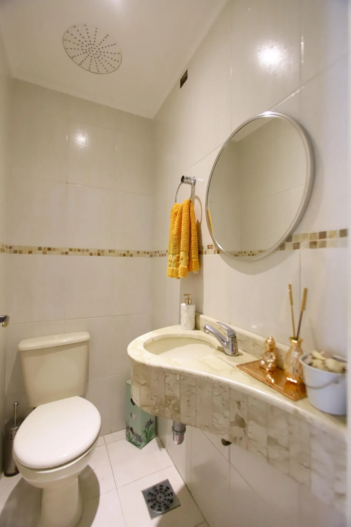 Imagem Vende cobertura: Piso inferior: 03 dormitórios, 02 banheiros, living 2 ambientes, cozinha americana.