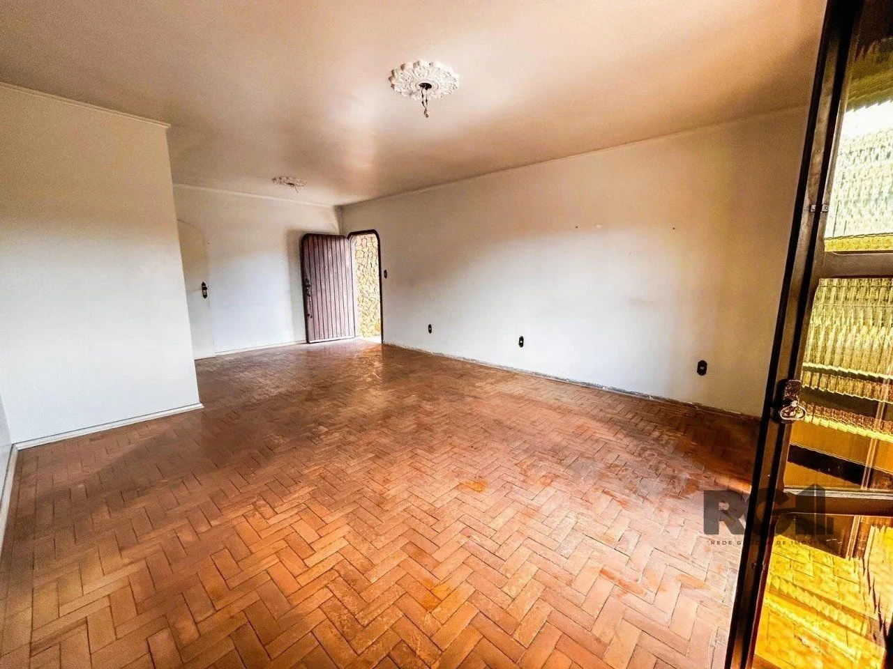 Imagem Casa com 2 salas comerciais, 3 quartos, vaga de garagem churrasqueira, suíte, no bairro Cavalhada, Porto Alegre/RS