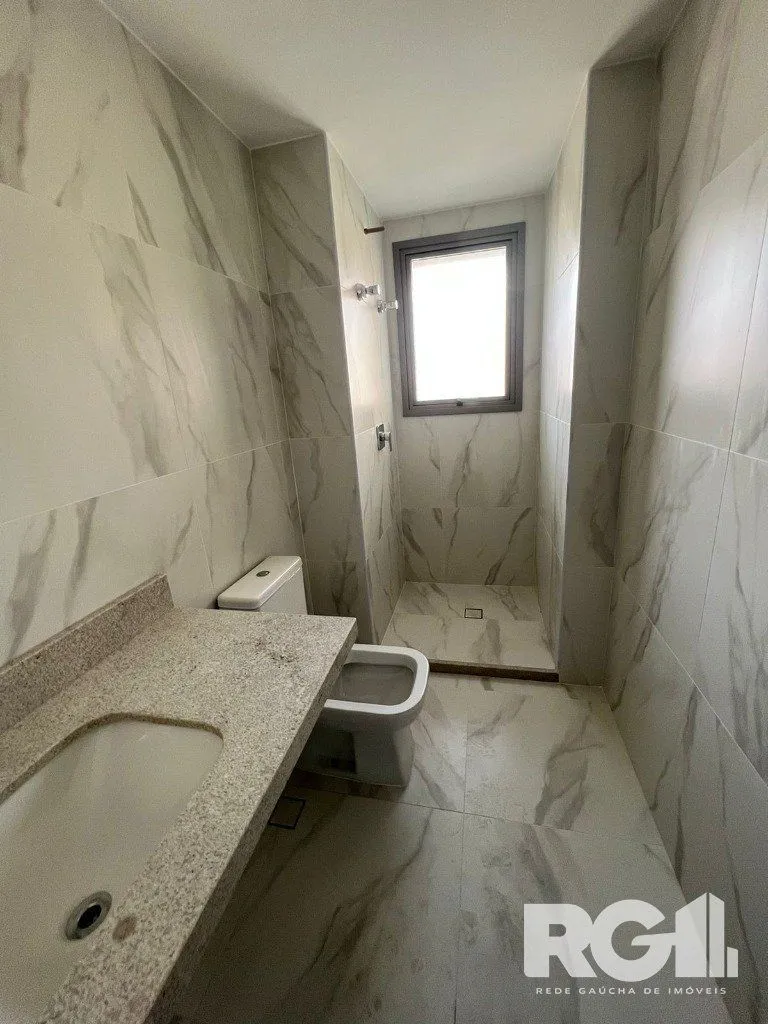 Imagem Apartamento com 143 m² privativos, possui 3 suítes, (sendo 1 máster), living, cozinha, dependência de empregada, lavabo, 143 m² de área privativa, 2 vagas de garagem.