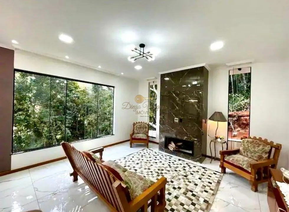 Imagem Casa para Venda em Teresópolis / RJ no bairro Albuquerque