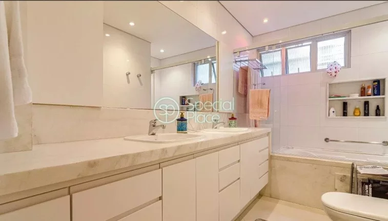 Imagem Amplo apartamento com 205m² no Jardim Paulista. Living muito claro e espaçoso, 03 dormitórios, se...