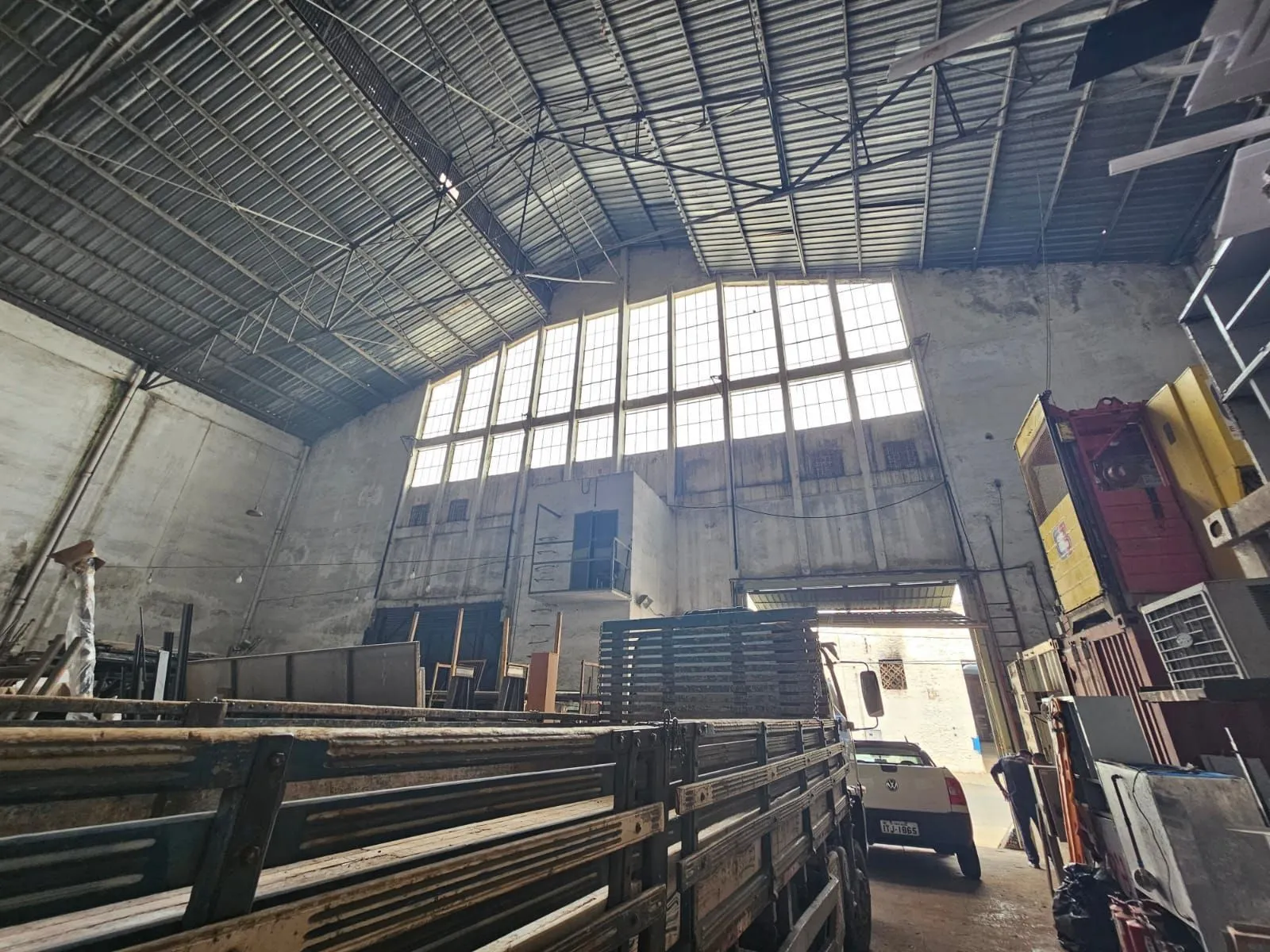 Imagem Pavilhão com 1036m2 próximo as Ferramentas Gerais