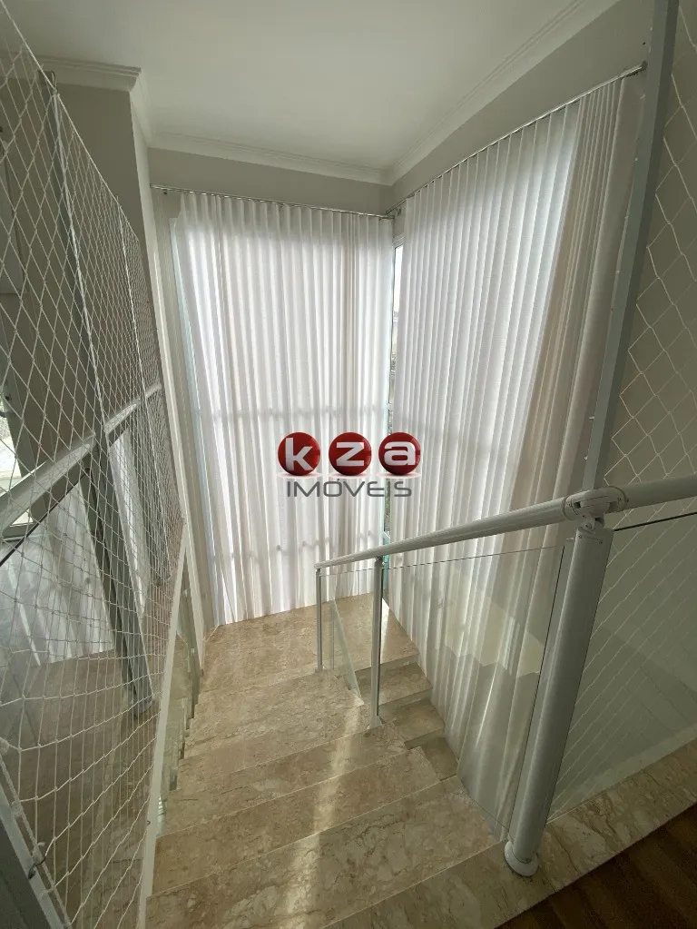 Imagem Lindo imóvel à venda em Valinhos-SP: Casa com 3 quartos, 3 suítes, 2 salas, 5 banheiros, 4 vagas de garagem e 259,29m² de área.