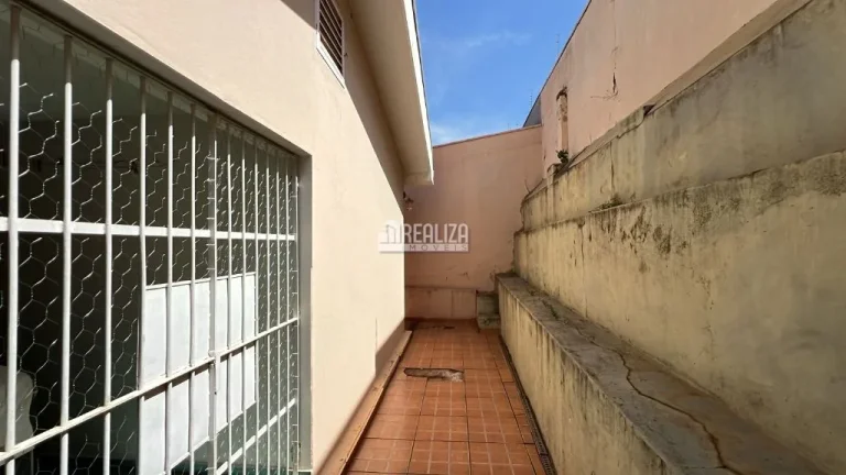 Imagem Casa à venda no bairro Vila Olímpica, Uberaba - 3 dormitórios, suíte, sacada e quintal!