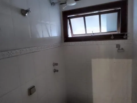Imagem LOCAÇÃO DE CASA RESIDENCIAL/COMERCIAL NO CENTRO DE ARUJÁ/SP, com 2 quartos, sala c/ 2 ambientes, varanda na frente e nos fundos e 1 vaga. CONSULTE-NOS