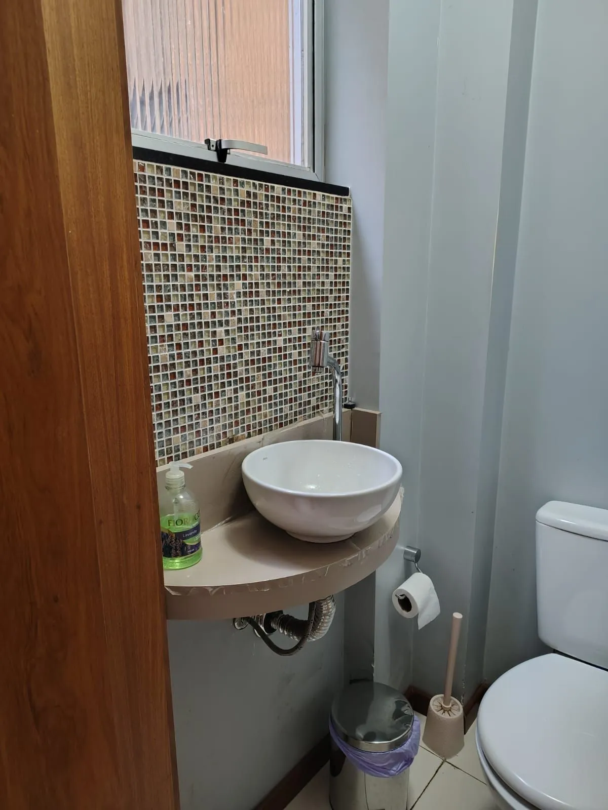 Imagem Apartamento Espaçoso no Centro Histórico com Móveis Sob Medida