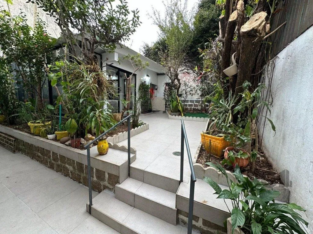 Imagem Vende-se ampla casa 3 quartos com hidro, 2 vagas, living com ladeira e salão de festas com churrasqueira - 260m² - Medianeira