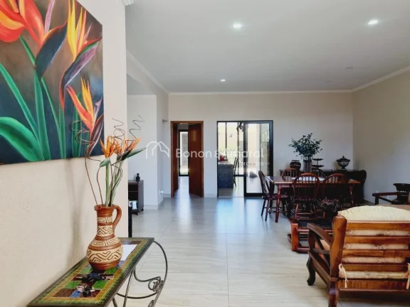Imagem Sobrado com 4 quartos (sendo 2 suítes, uma delas no térreo), 264 m² construídos, no Condomínio ...
