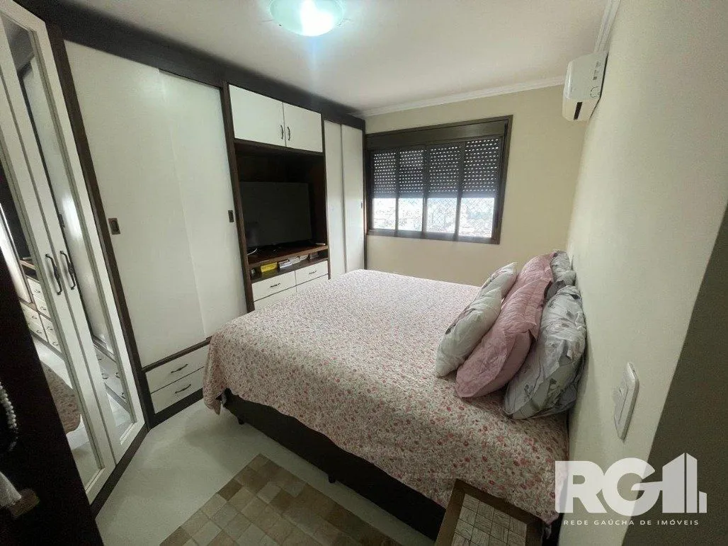 Imagem Apartamento com 3 dormitórios, 1 suíte, lavabo, 2 vagas cobertas, semimobiliado, churrasqueira e lareira.