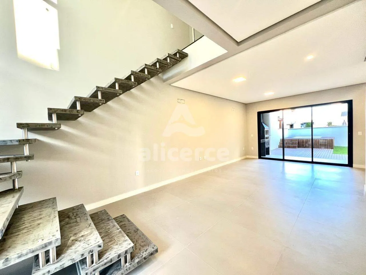 Imagem Casa à venda com 3 quartos, 1 suíte e 150m² no Delta Ville, Beira Rio, Biguaçu/SC. Alto padrão, jacuzzi, lazer completo e segurança.