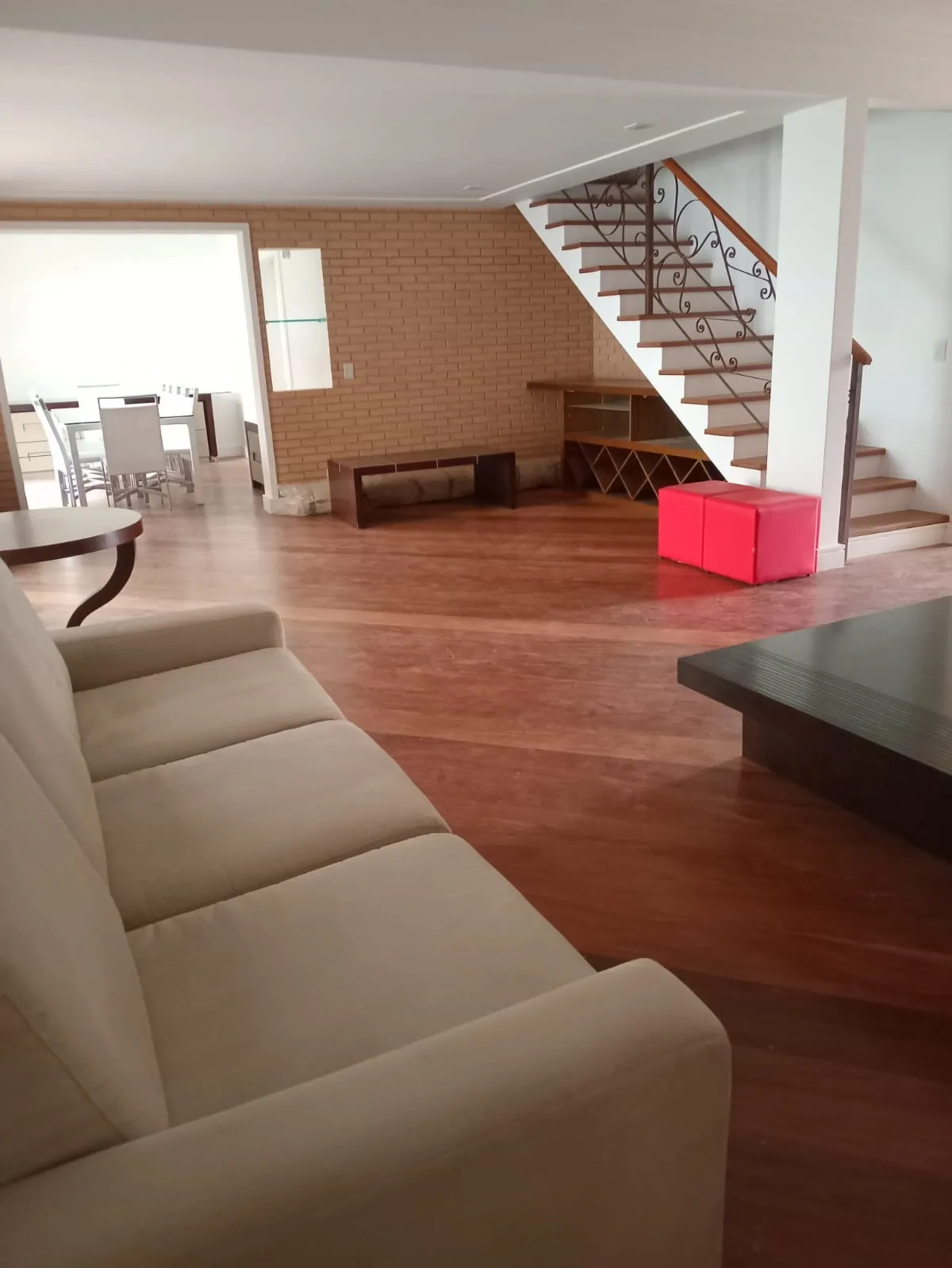 Imagem Aluguel de Casa em Condomínio de Luxo no Tamboré, Santana de Parnaíba-SP: 4 quartos, 1 suíte, 1 sala, 2 banheiros, 4 vagas de garagem, 320m².