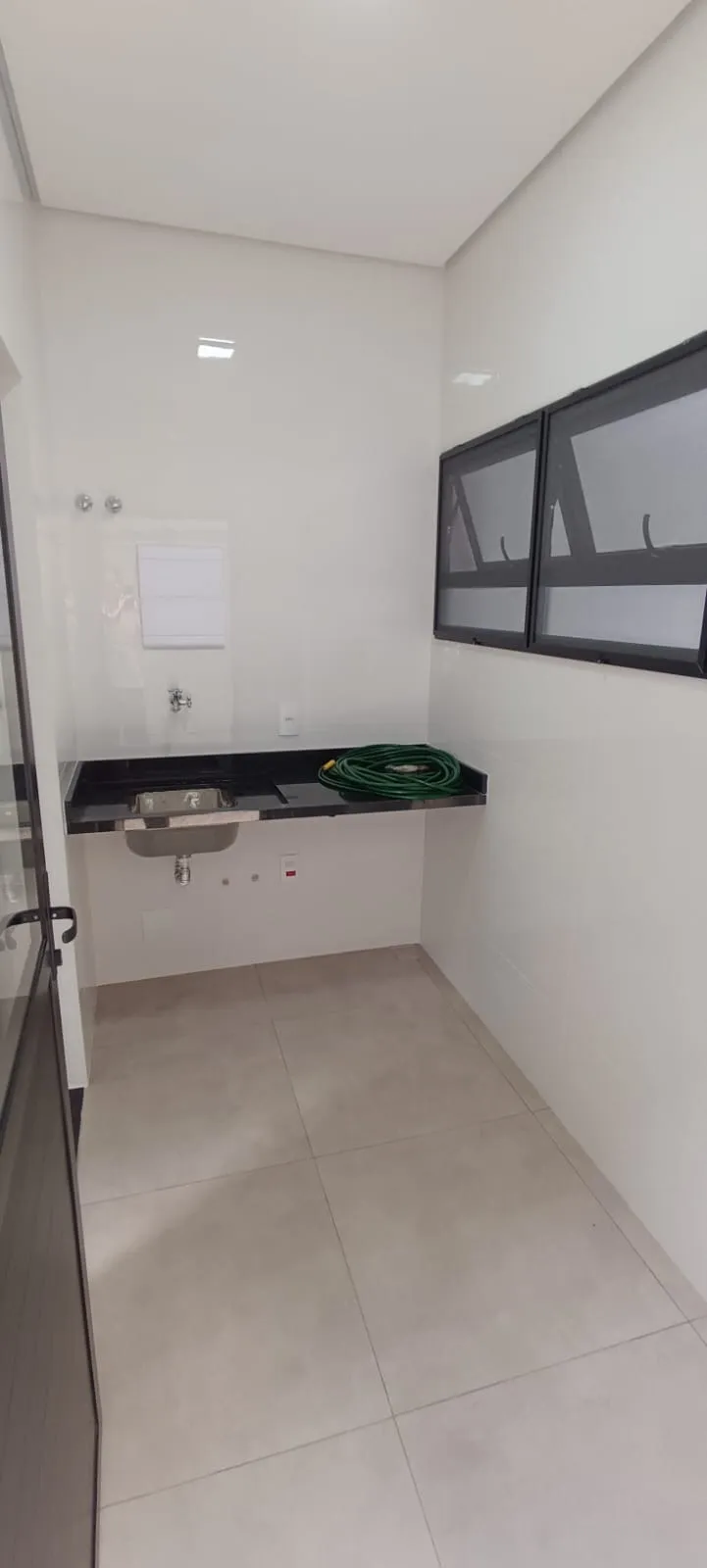 Imagem Casa de Alto Padrão no Condomínio Golden Park ? 225m², 3 Suítes, Piscina e Área Gourmet