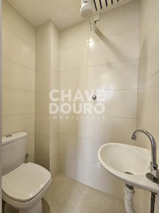 Imagem Apartamento de 2 quartos + dependência, varanda, 2 vagas e elevador.
