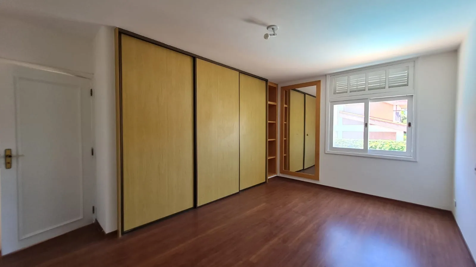 Imagem Mansão Exclusiva no Residencial 5 Alphaville com 620 m² construídos, cinema privativo e área de lazer completa.
