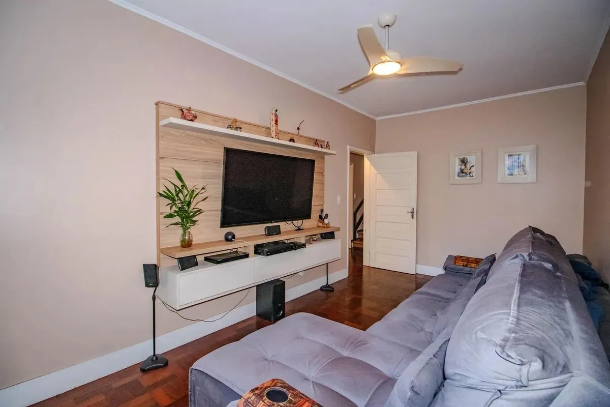 Imagem Casa Reformada com 5 Dormitórios e Amplo Pátio