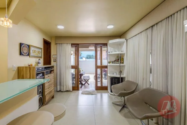 Imagem Casa de 208 m² com 4 quartos, 3 vagas e piscina.