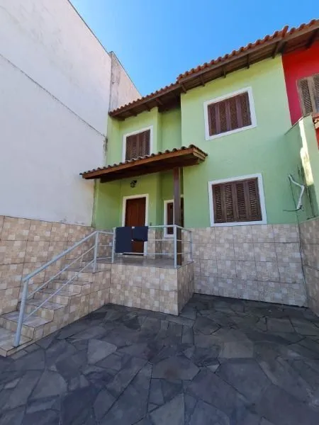 Imagem Casa de 3 dormitórios, apenas uma quadra da Av. Edgar Pires de Castro
