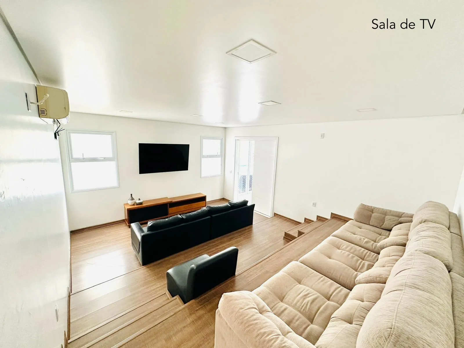Imagem Mansão de Luxo no Condomínio Bosques do Junqueira - 5 Quartos, Piscina e Área Gourmet