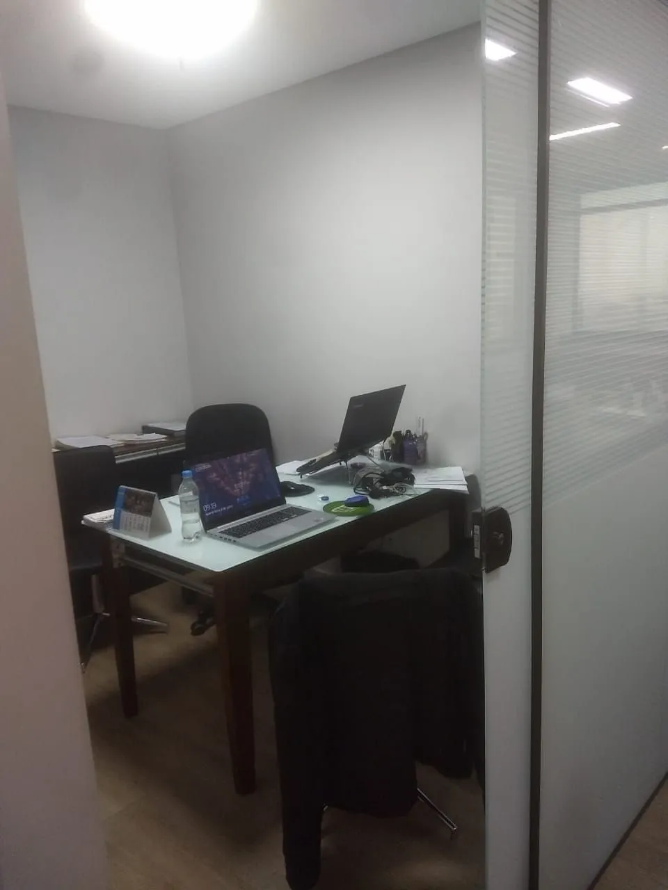 Imagem Sala de alto padrão, 52 m², vaga de garagem, Bairro Passo da Areia, mobiliada