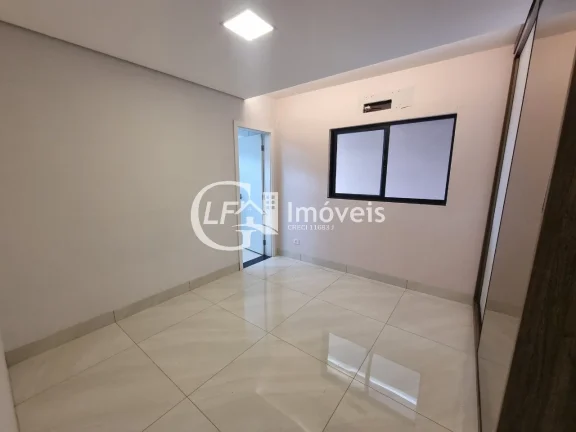 Imagem Impecável casa à venda em Campo Grande-MS, na Vila Jacy: 3 suítes, 2 salas, 4 banheiros, 5 vagas de garagem, 162,76 m² de área.