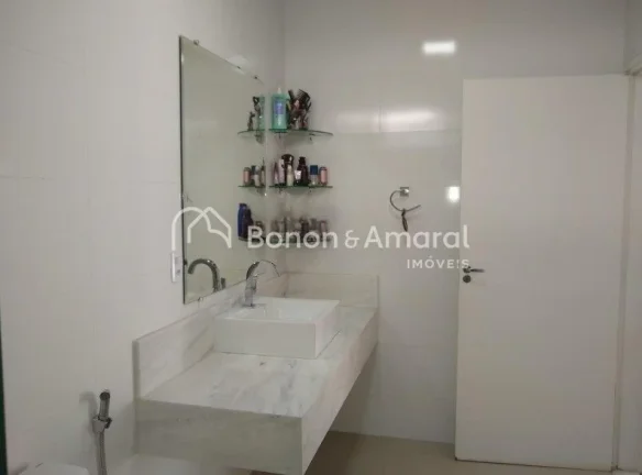 Imagem Casa em ótima localização próximo de vários comércios,com três quartos sendo uma suíte,sala ...