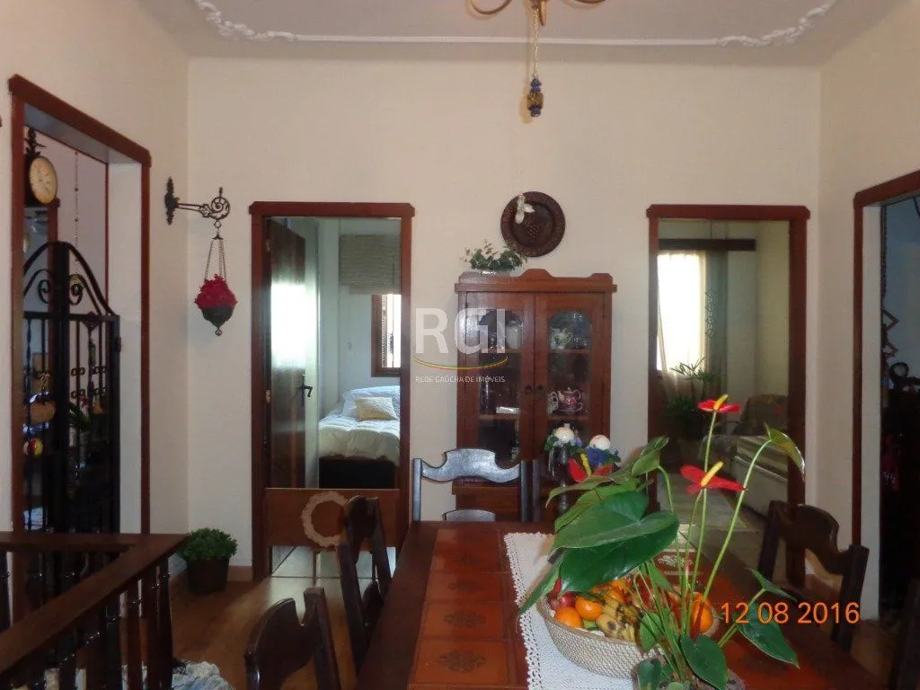 Imagem Casa para Venda - 240m², 6 dormitórios, 4 vagas - Teresópolis