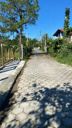 Imagem Oportunidade única: Terreno de 530m² na Praia da Ferrugem em Garopaba-SC, a menos de 300m do mar! Documentação completa e viabilidade construtiva. Aproveite!