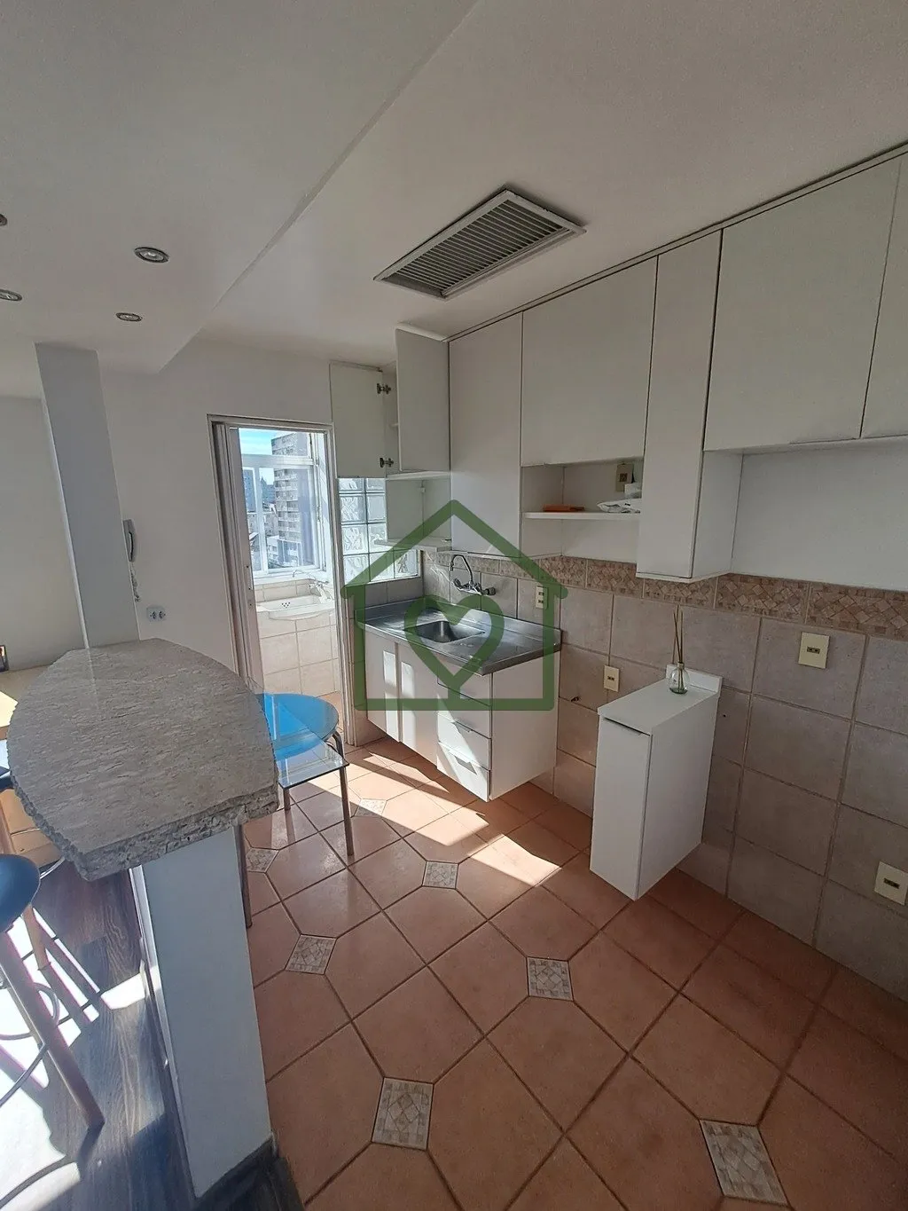 Imagem Apartamento reformado em frente ao Zaffari da Cristóvão Colombo com 1 dormitório e móveis sob me...