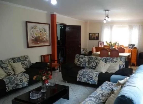 Imagem Grande casa de esquina no centro de Balneário Camboriú.