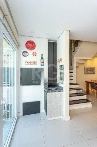 Imagem Casa com 03 dormitórios, 01 suíte, pátio, terraço com churrasqueira e vaga de garagem para 03 carros no bairro Ipanema