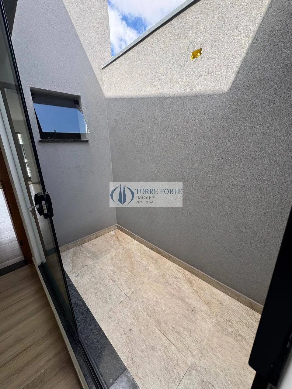 Imagem Lindo sobrado com 2 suites 2 vagas de garagem na Vila Antonieta .