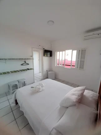 Imagem Oportunidade Única: Pousada Histórica à venda em Garopaba-SC, a 1 Quadra da Praia Central!