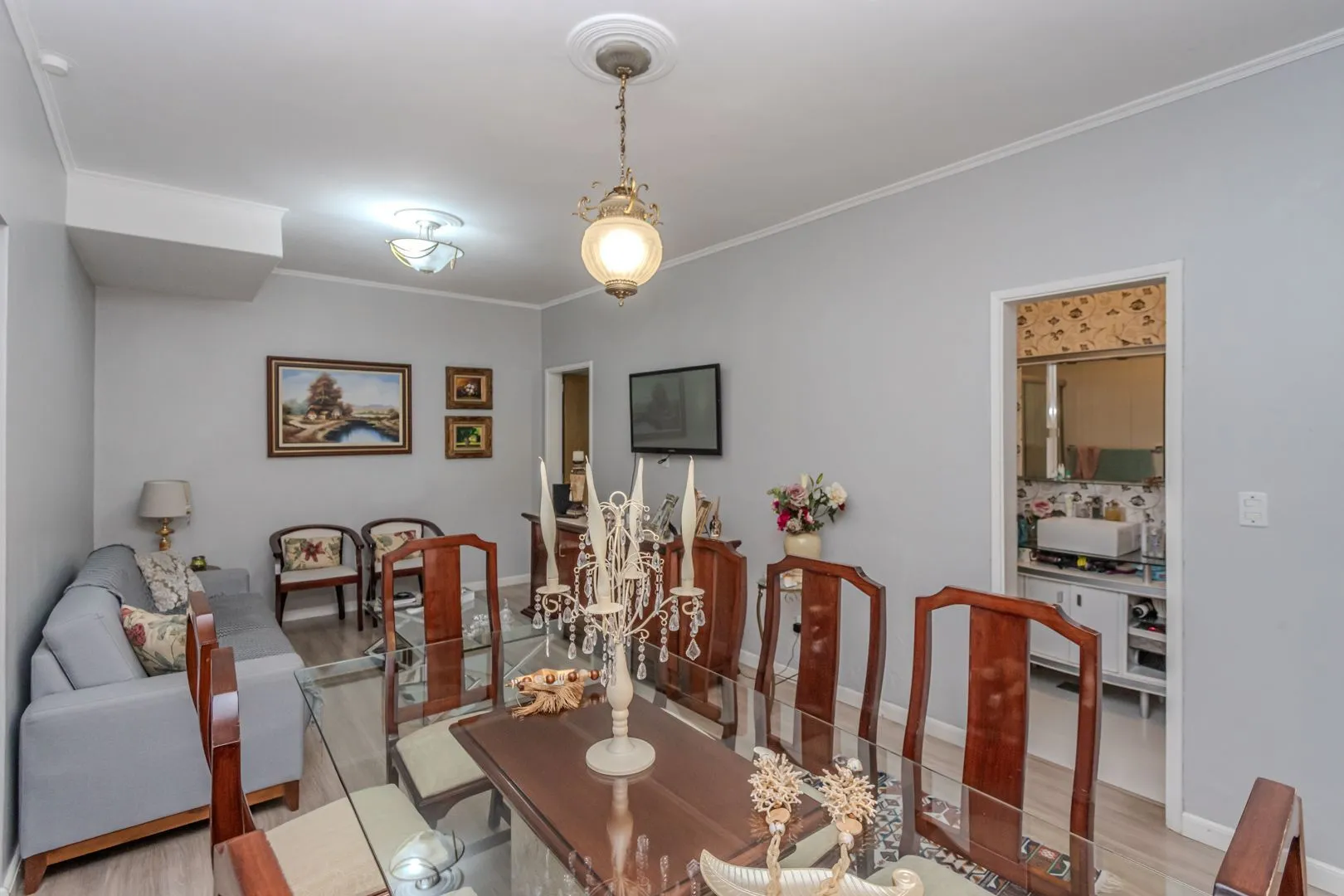Imagem Prédio Comercial no Passo D'areia com 8 dormitórios e 8 vagas