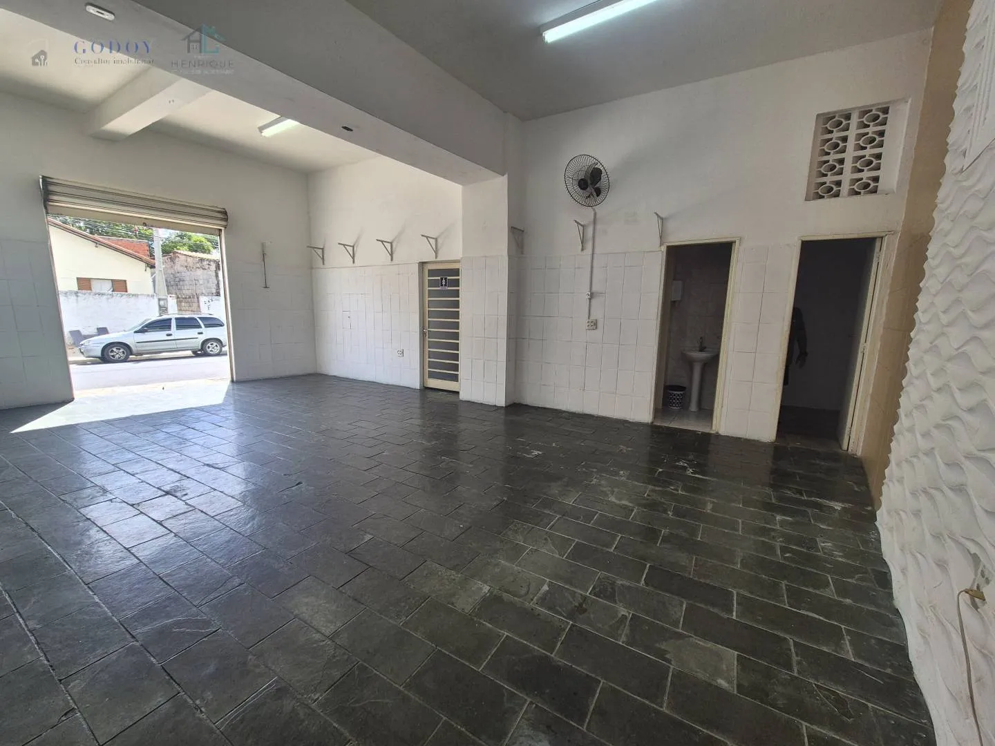 Imagem Ponto Comercial com Salão Amplo e 3 Portas de Esquina com 96,59 m²