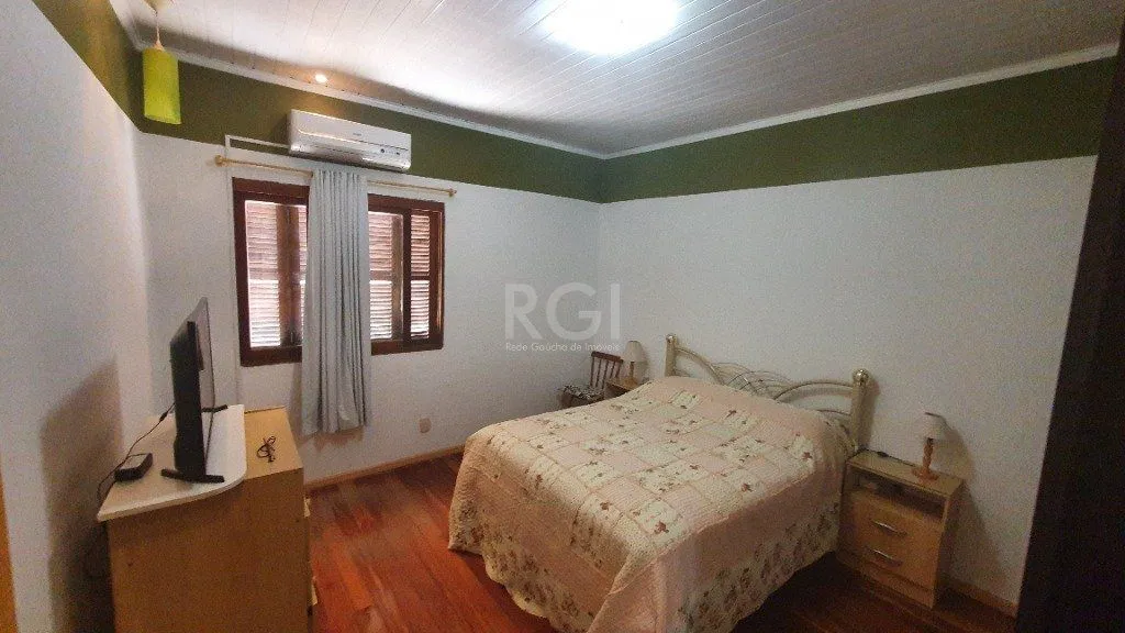 Imagem Casa para Venda - 290m², 4 dormitórios, sendo 2 suites, 2 vagas - Cascata