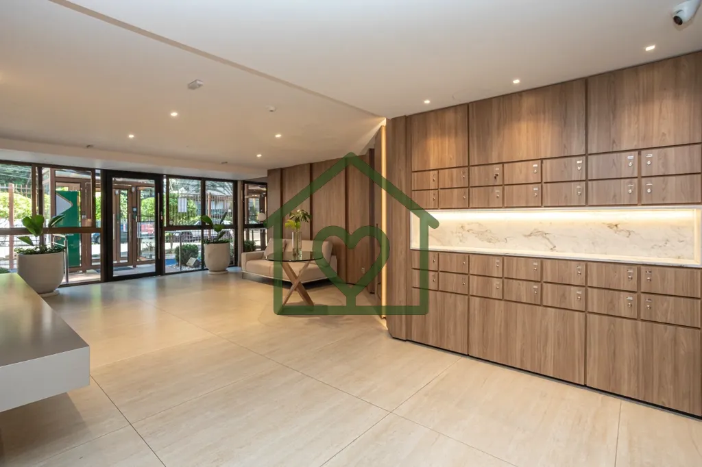 Imagem Apartamento semimobiliado com 132,8 m2 em andar alto, privilegiado por luz natural abundante. A áre...