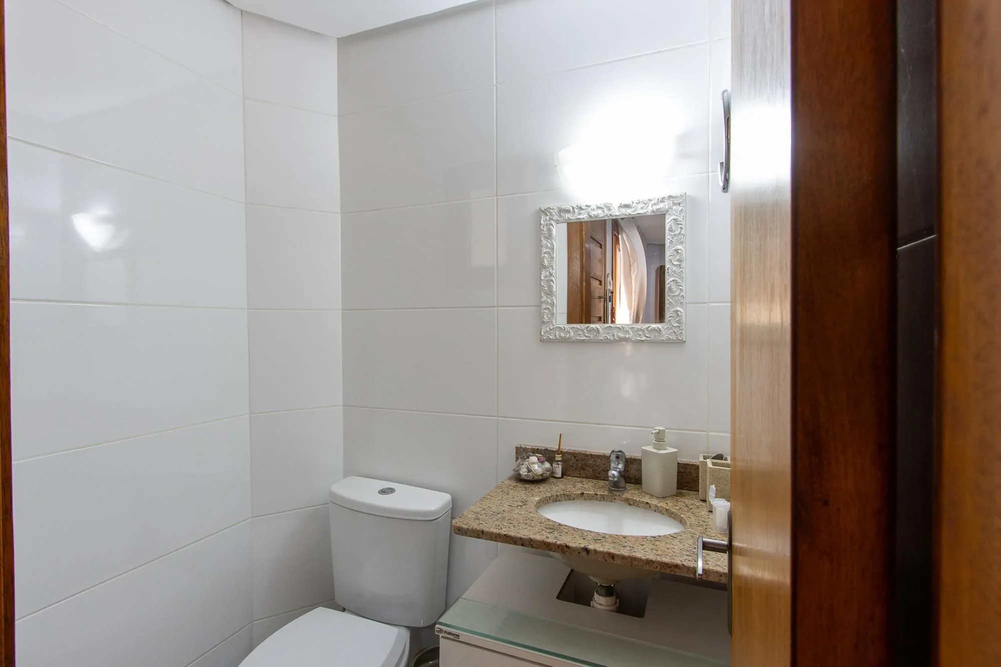 Imagem Casa de condomínio, 3 quartos, 1 suíte, piscina e 2 vagas de garagem;