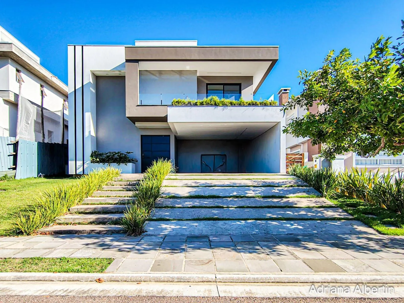 Imagem Casa com 345m², piscina e vista para o Guaiba