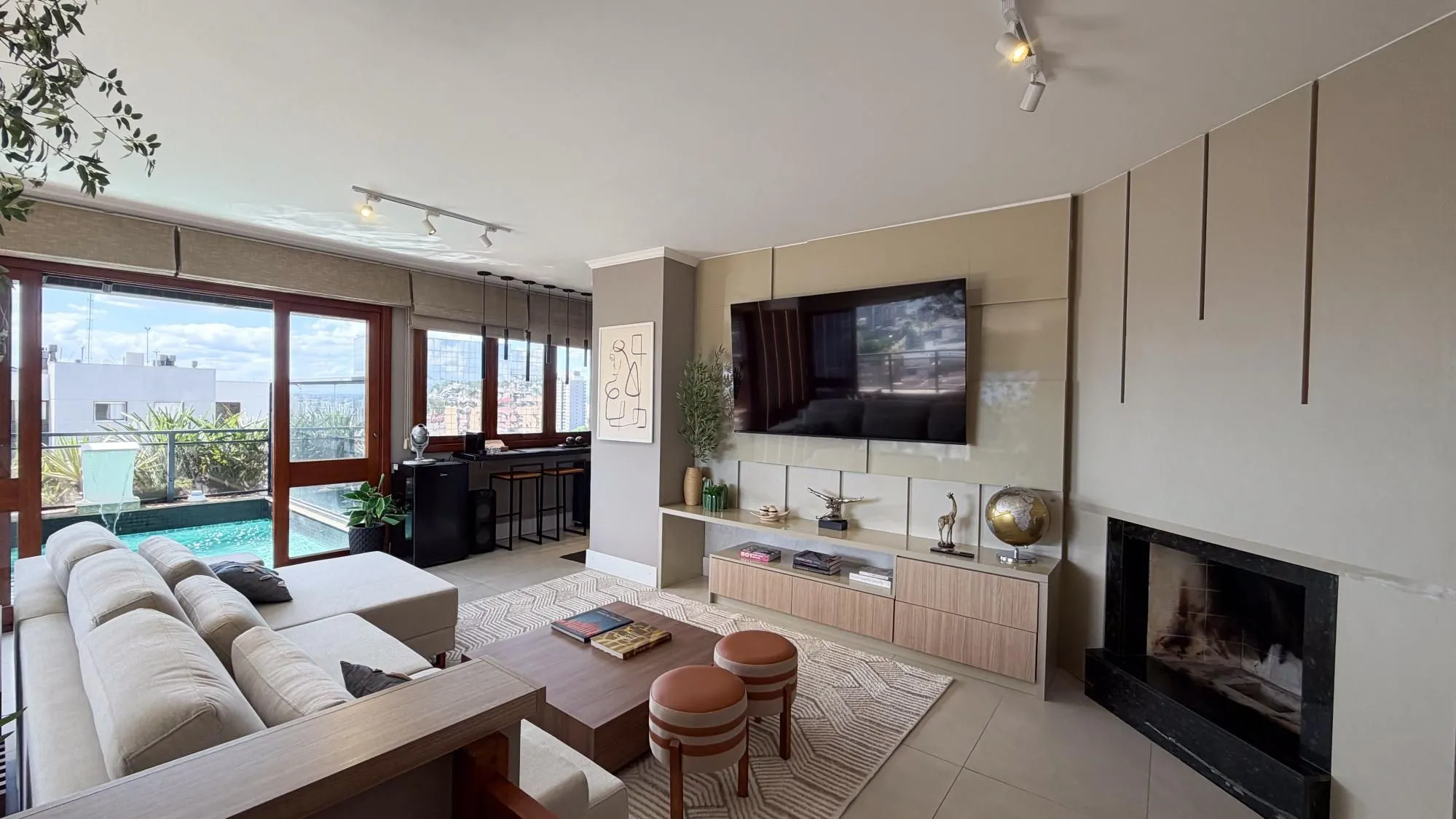 Imagem Vende-se linda cobertura com 3 quartos (1 suíte), 209m², 2 vagas e piscina - Três Figueiras