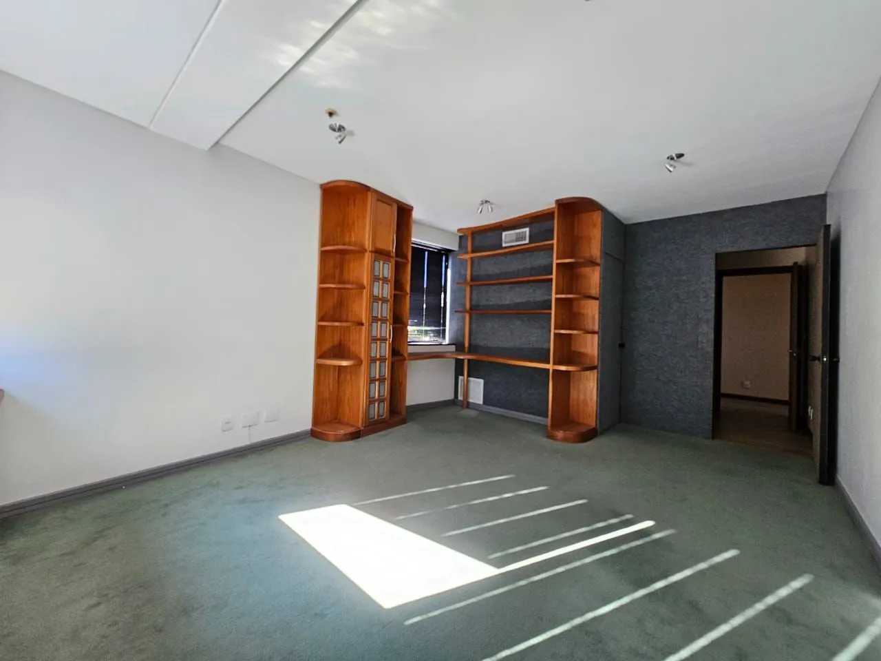 Imagem Conjunto Comercial com 2 salas para alugar em Moinhos de Vento, Porto Alegre