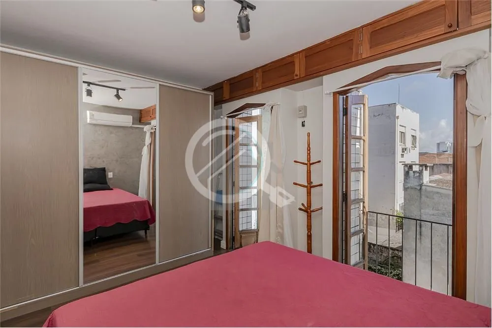 Imagem Apartamento de 1 dormitório na Cidade Baixa, região central de Porto Alegre. Imóvel de fundos, si...