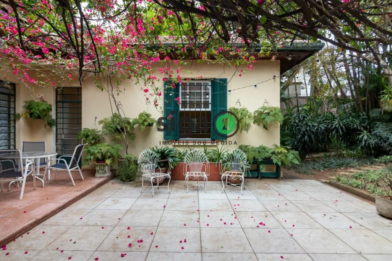 Imagem Casa Alto Padrão em Moema de 5 quartos com 8 vagas - 440m² à Venda.