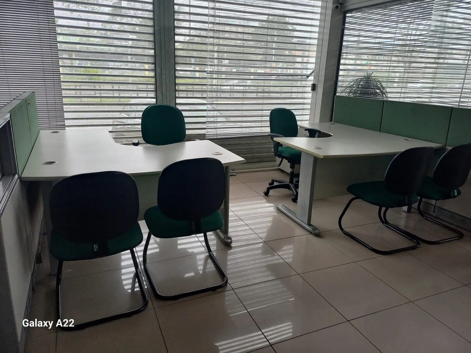Imagem MÁFFER IMÓVEIS ALUGA LOJA / PRÉDIO COMERCIAL - AV. SERTÓRIO | PORTO ALEGRE/RS Área total: 1.200 m² Aluguel: R$ 48.000/mês Diferenciais do Imóvel Altíssima visibilidade Testada ampla com vitrine Fluxo intenso de veículos