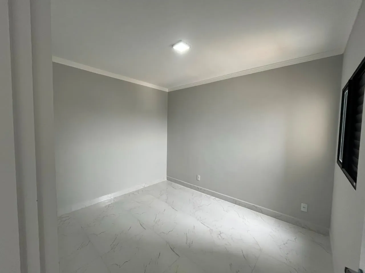 Imagem Apartamento à venda no Mirante Ipanema, Caguassu, com 46m², 2 quartos, varanda, andar alto, piscina e lazer completo. Aceita financiamento e FGTS.