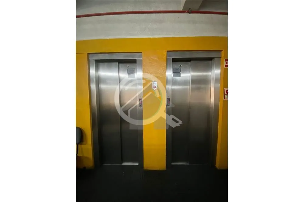 Imagem Ótimo box com aproximadamente 15m² de área útil, localizado no quarto andar, tornando-o um dos m...